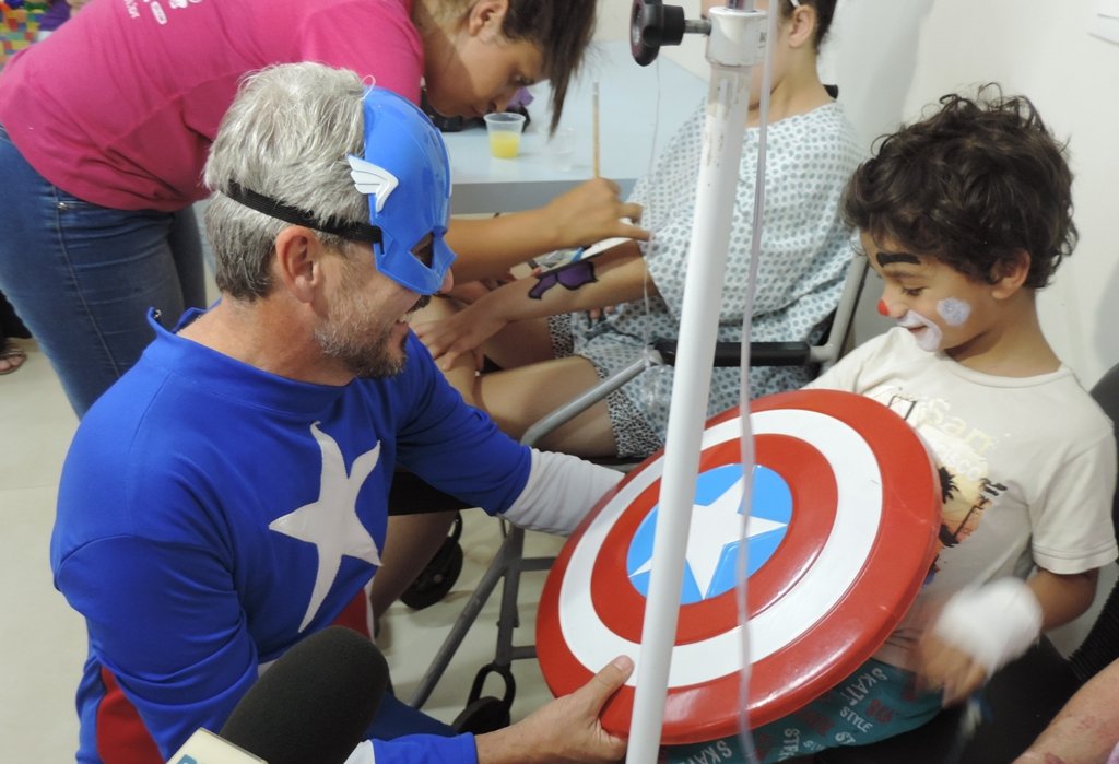 Pacientes das UTIs do Hospital Infantil viram super-heróis e emocionam os pais no Dia da Criança