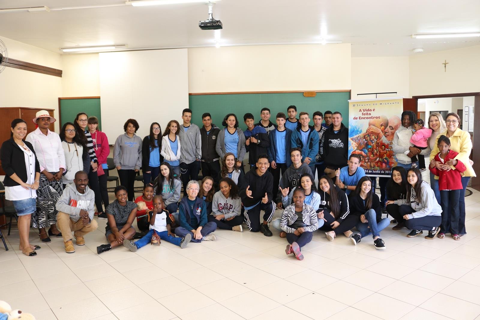 Integração e bate-papo com estudantes abre programação da Semana do Migrante em Londrina