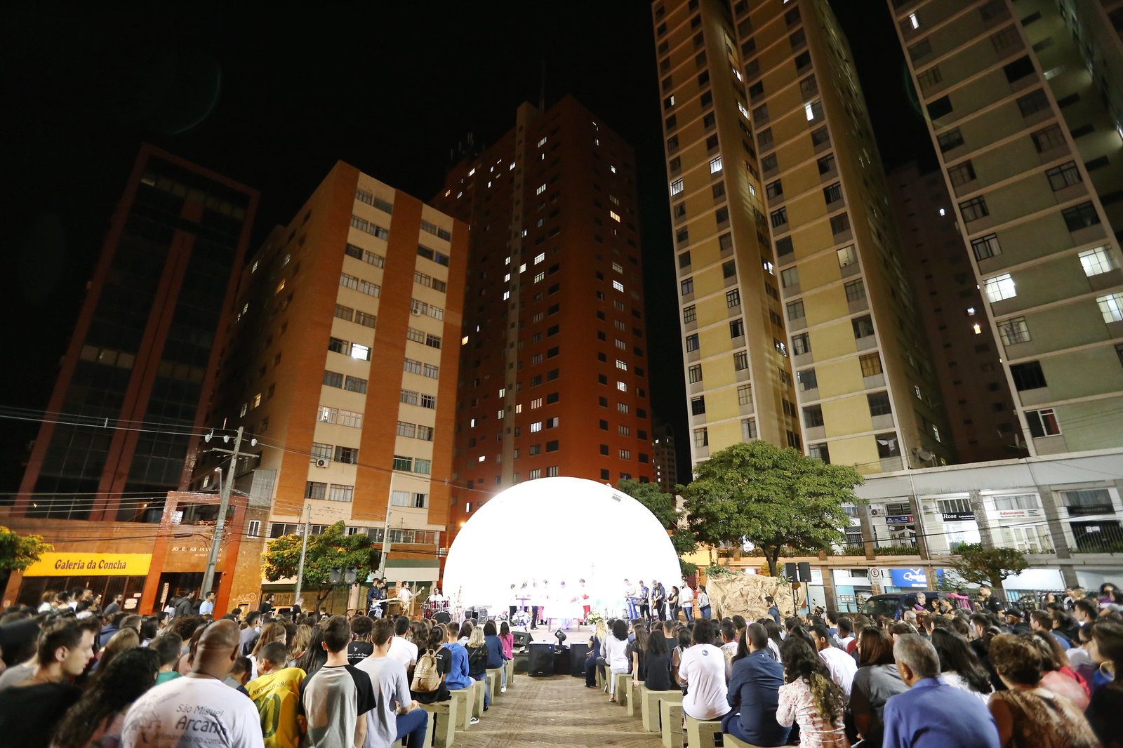 Juventude se reúne em oração na Concha Acústica de Londrina
