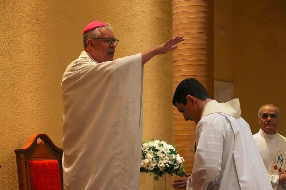 Padres assumem novas paróquias na arquidiocese