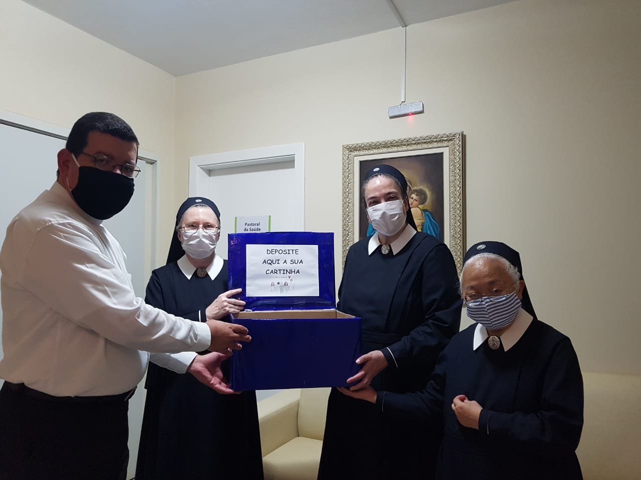 Catequizandos da Paróquia N S de Nazaré mandam cartas para profissionais da saúde da Santa Casa
