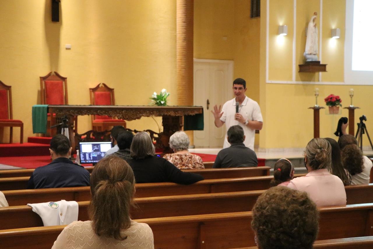 Paróquia São Francisco Xavier promove formação para introdutores
