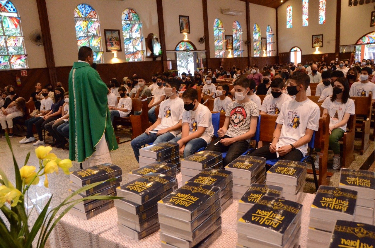 Paróquia São José Operário entrega Bíblia para catequizandos