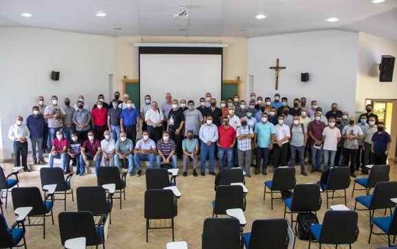 Presbíteros concluem curso sobre as diretrizes da evangelização no Brasil