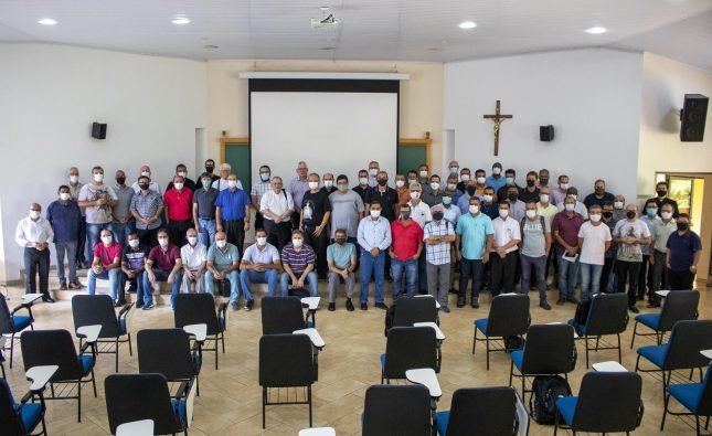 Presbíteros concluem curso sobre as diretrizes da evangelização no Brasil