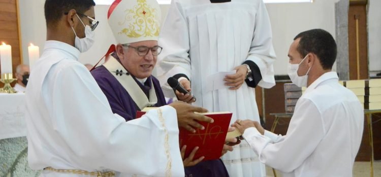 Aspirantes ao Diaconato Permanente recebem Ministério do Leitorato