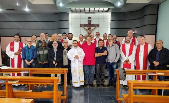 Dom Jaime prega retiro aos padres de Londrina: ‘Nosso maior testemunho: amamos o que somos e o que fazemos’