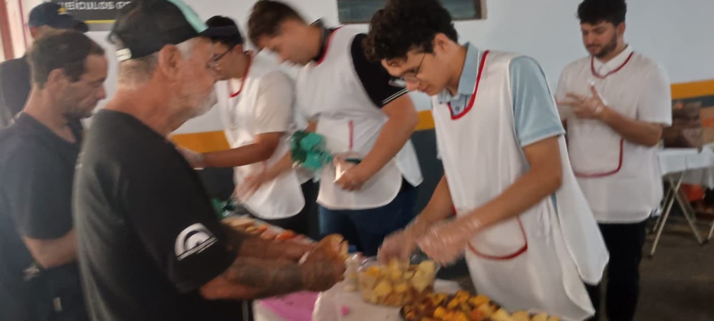 SEMINARISTAS DO DISCIPULADO PARTICIPAM DE CAFÉ DA MANHÃ COM PESSOAS EM SITUAÇÃO DE RUA