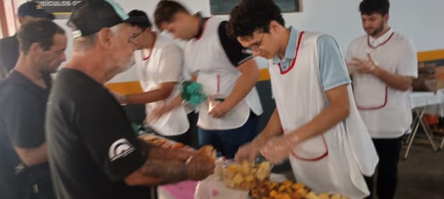 SEMINARISTAS DO DISCIPULADO PARTICIPAM DE CAFÉ DA MANHÃ COM PESSOAS EM SITUAÇÃO DE RUA