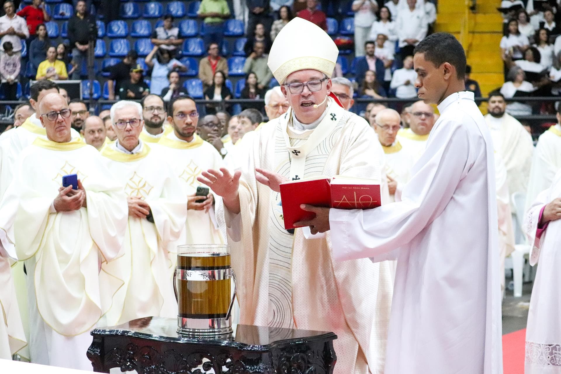 MISSA DOS SANTOS ÓLEOS REÚNE CLERO DA ARQUIDIOCESE DE LONDRINA NA CATEDRAL NESTA TERÇA-FEIRA (31)