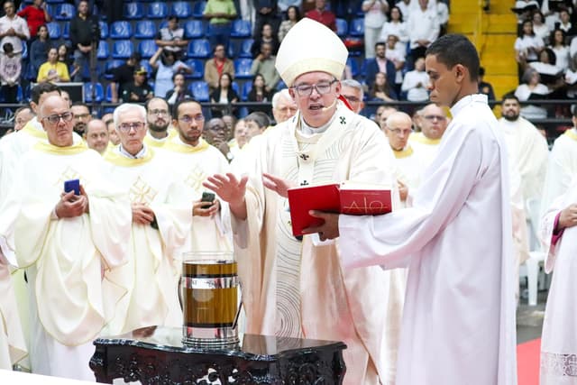 MISSA DOS SANTOS ÓLEOS REÚNE CLERO DA ARQUIDIOCESE DE LONDRINA NA CATEDRAL NESTA TERÇA-FEIRA (31)