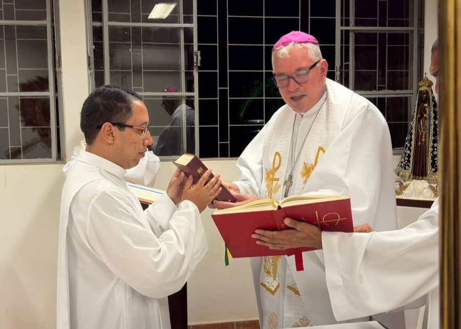 SEMINARISTA DA TEOLOGIA RECEBE INSTITUIÇÃO DOS MINISTÉRIOS DE ACOLITATO E LEITORATO