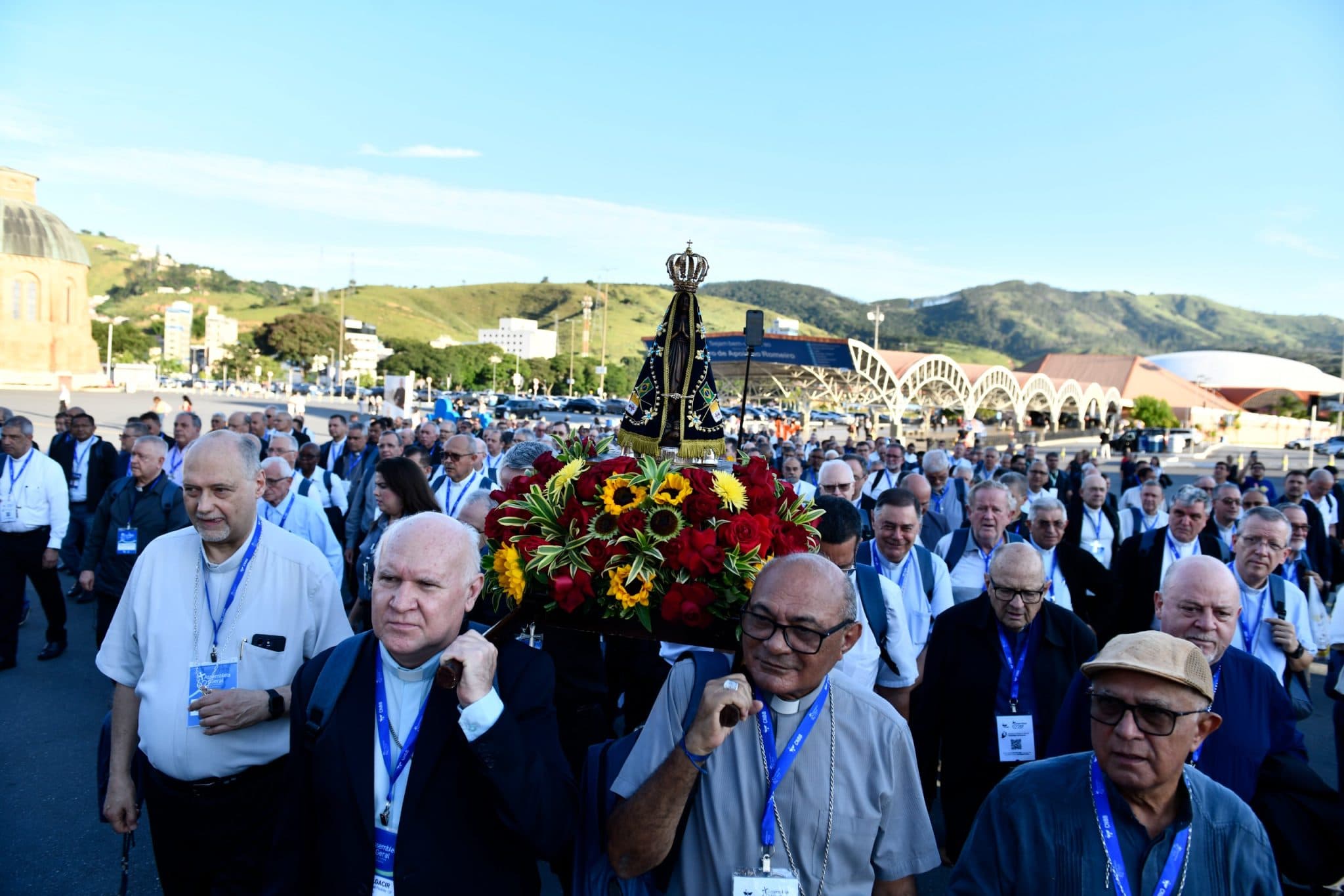 BISPOS CONCLUEM RETIRO ESPIRITUAL COM PROCISSÃO MARIANA, ADORAÇÃO E SANTA MISSA NA BASÍLICA DE APARECIDA