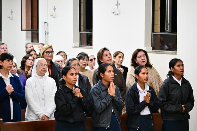 RELIGIOSAS E FIÉIS FAZEM VIGILIA DE ORAÇÃO PELA BEATIFICAÇÃO DE MADRE LEÔNIA