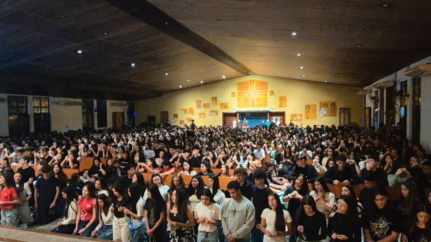 CENTENAS DE JOVENS E ADOLESCENTES SE REÚNEM PARA O TERÇO JOVEM