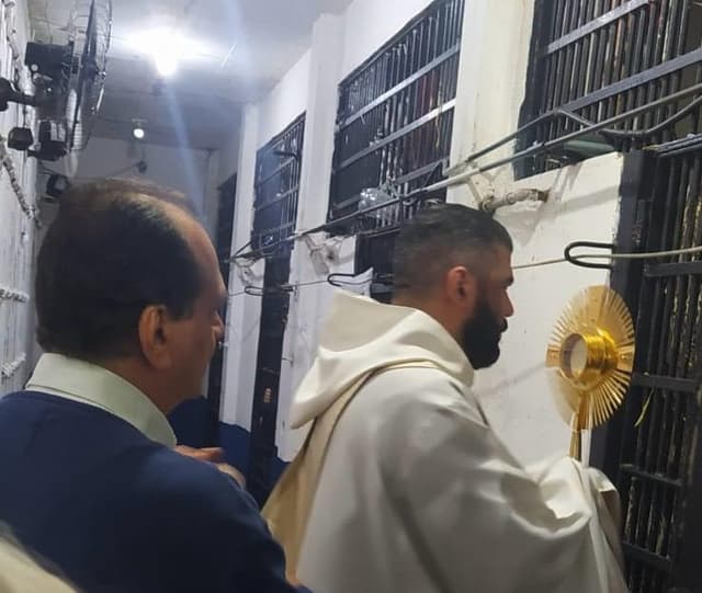 CORPUS CHRISTI NO CÁRCERE: CRISTO QUE ENTRA, PERMANECE E AMA