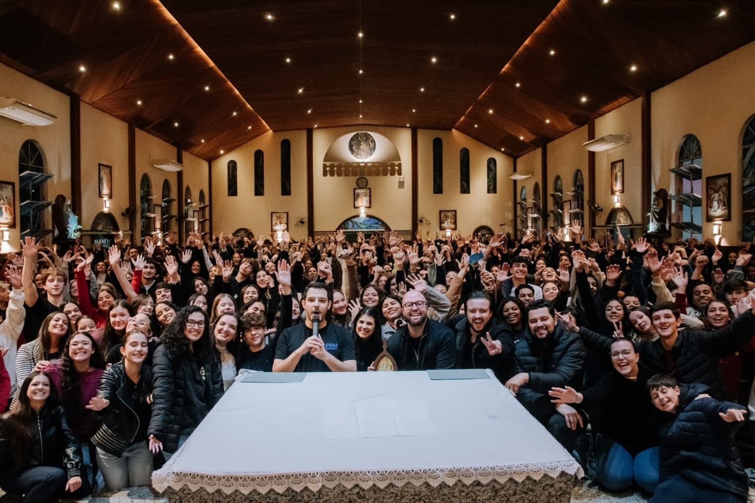 EVANGELIZAR SEMPRE E TERÇO JOVEM PROMOVEM NOITE DE LOUVOR COM A PARTICIPAÇÃO DE 600 JOVENS