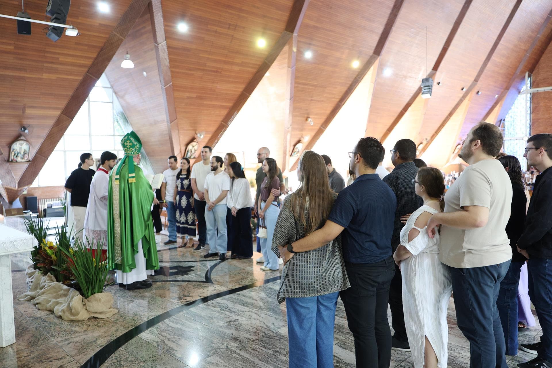 MISSA COM BÊNÇÃO DOS NOIVOS CELEBRA ABERTURA ARQUIDIOCESANA DA SEMANA NACIONAL DA FAMÍLIA