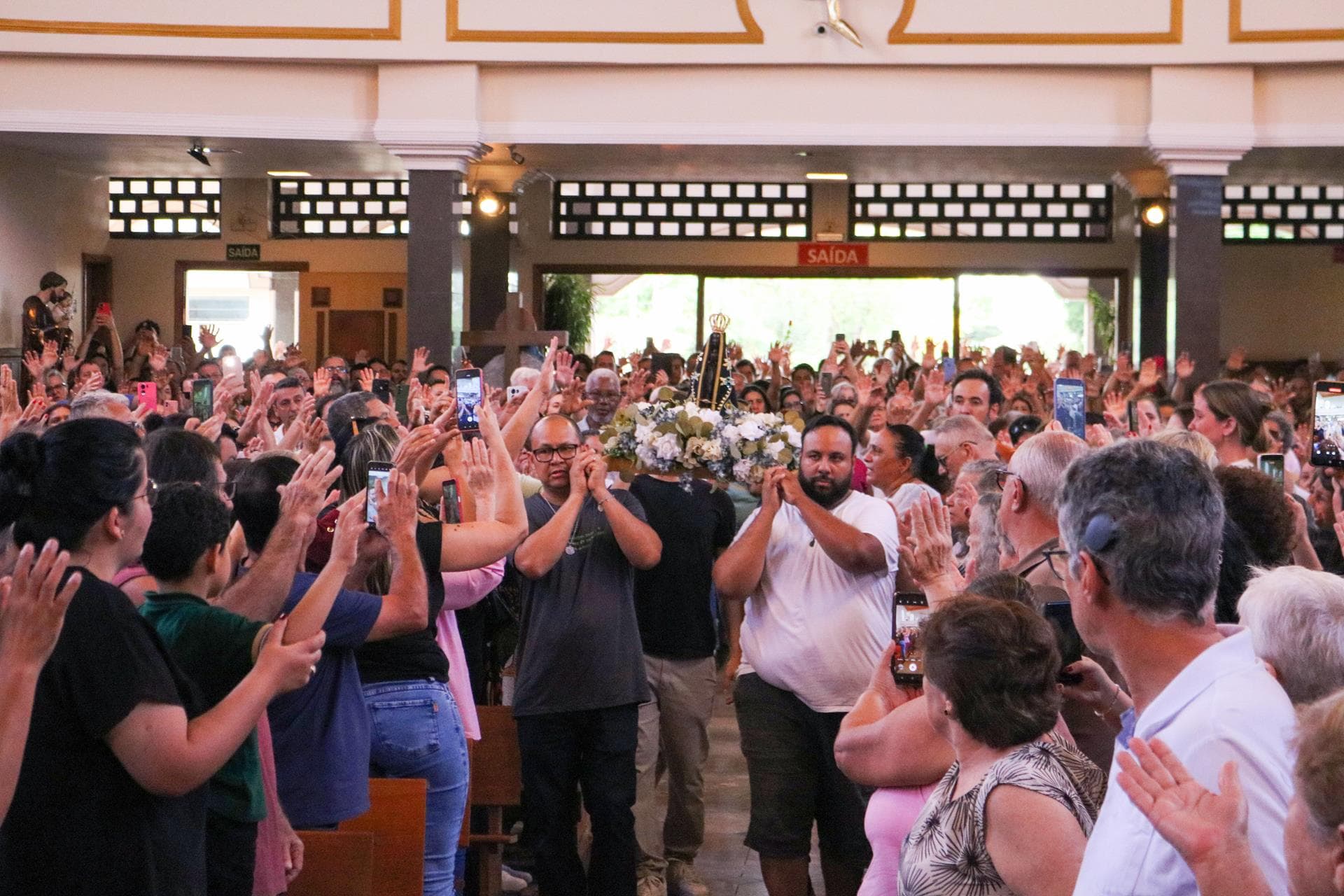 FIÉIS CELEBRAM NOSSA SENHORA APARECIDA NO SANTUÁRIO DA VILA NOVA