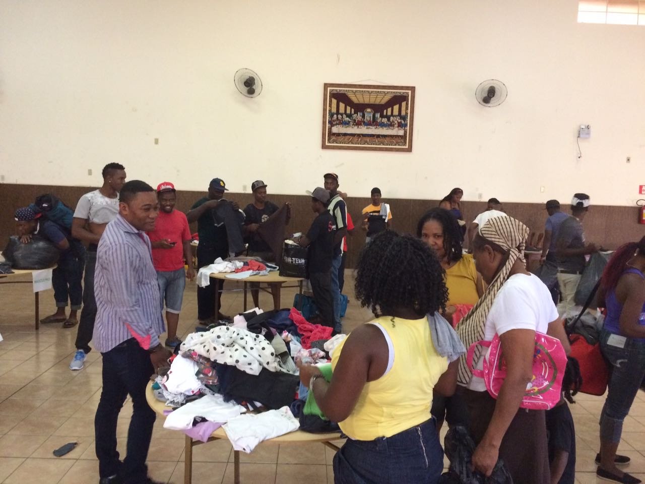 Pastoral do Migrante realiza bazar de doações de roupas