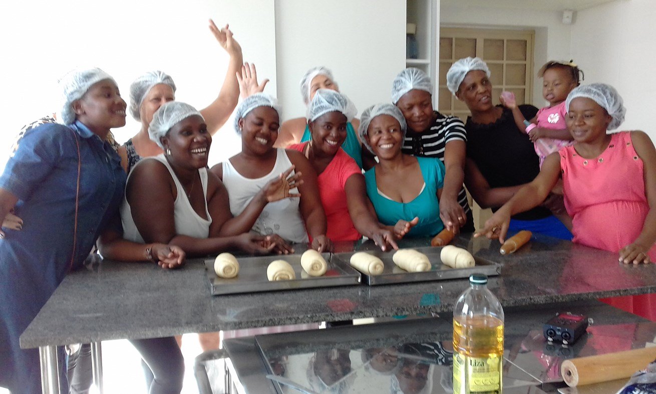 Cáritas e Pastoral do Migrante realizam oficina de pão com haitianas