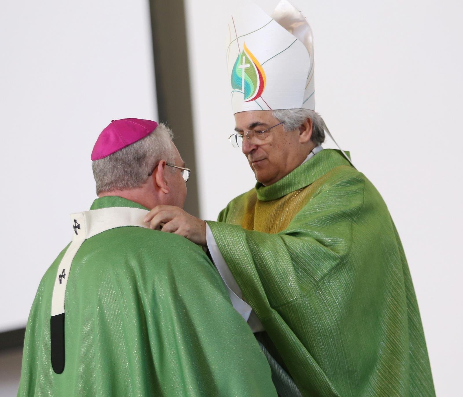 Dom Geremias recebe imposição do Pálio em cerimônia na Catedral de Londrina