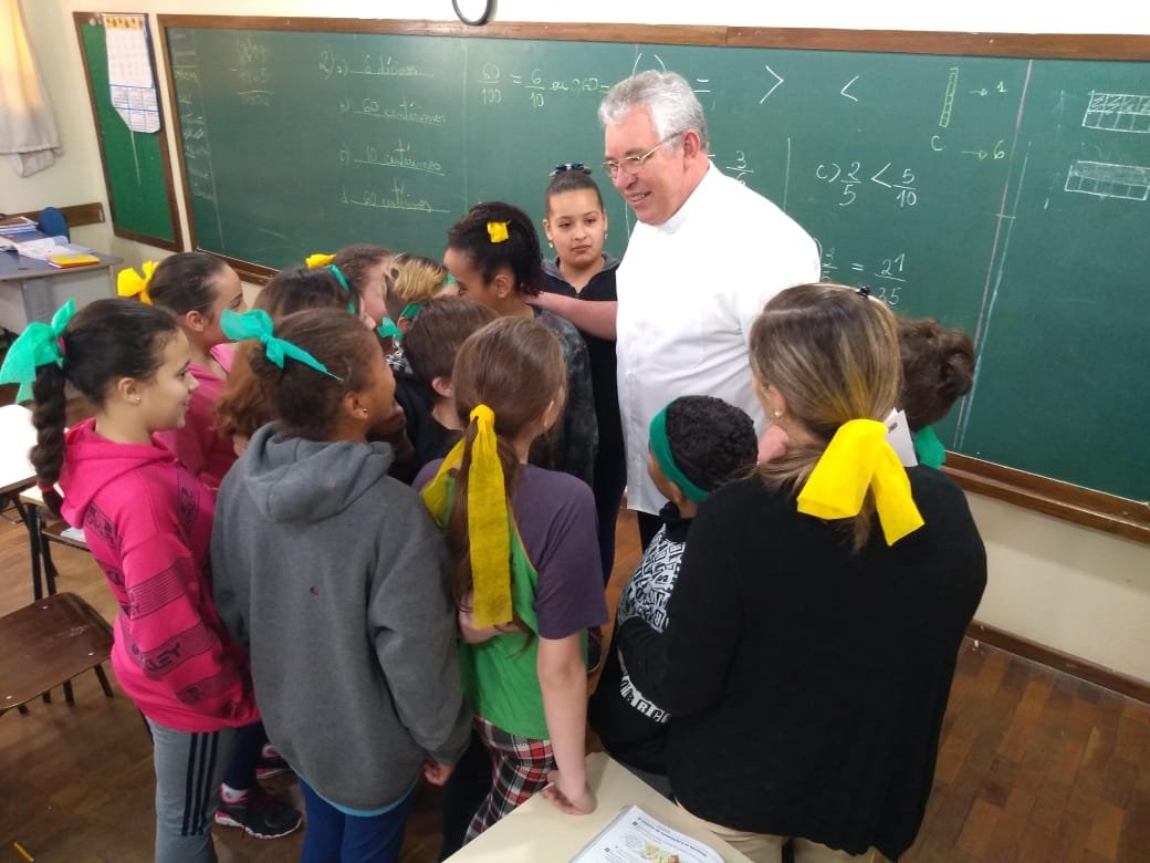 Visita pastoral: Dom Geremias visita escolas, comércio e comunidades da Vila Oliveira
