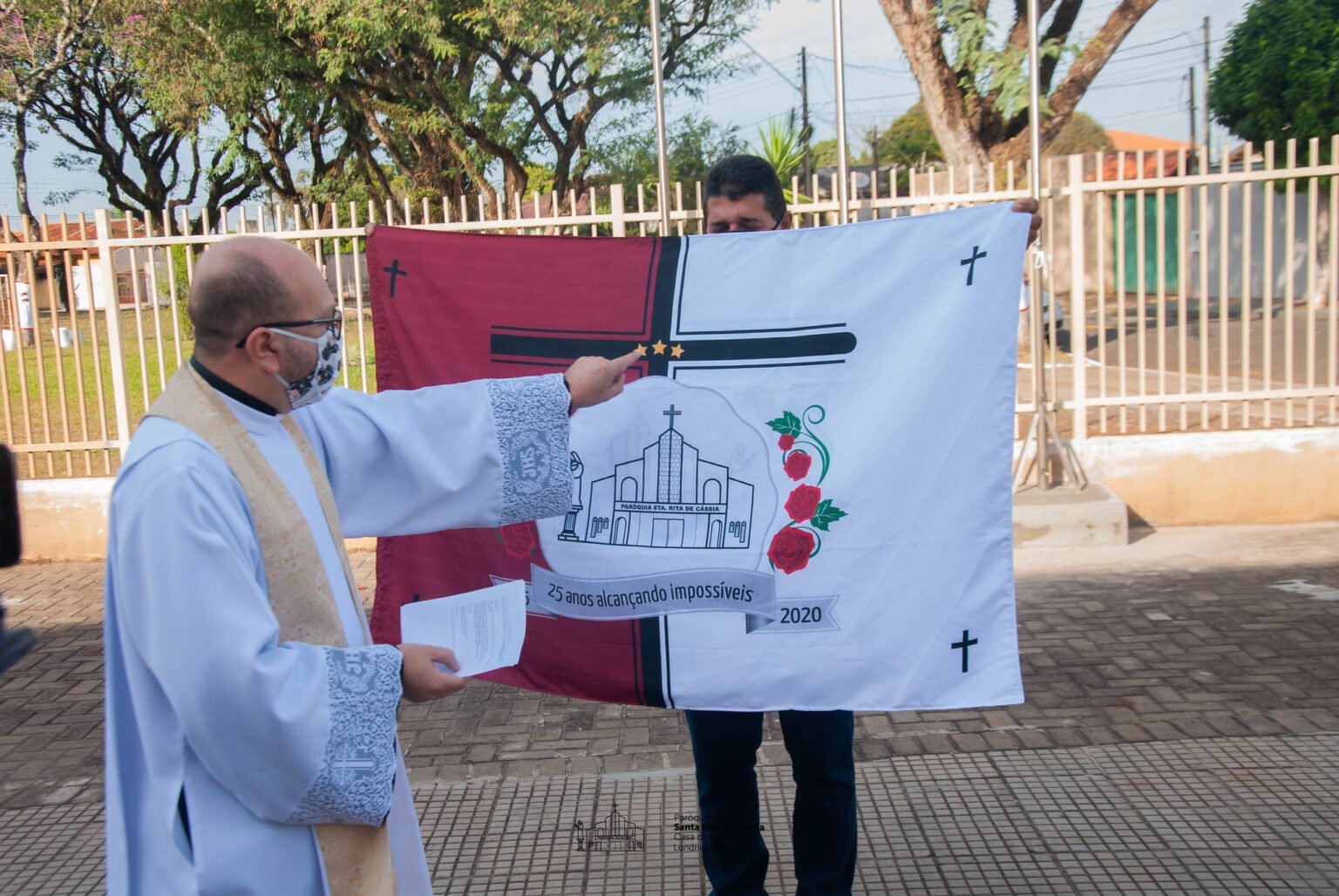 Paróquia Santa Rita ganha bandeira comemorativa dos 25 anos