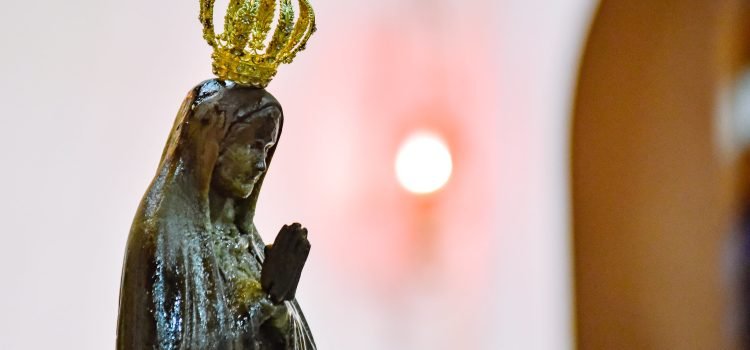 Paróquia Santa Rita recebe visita da imagem peregrina de Nossa Senhora de Fátima que verte Mel