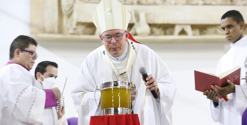 Missa dos Santos Óleos reúne clero, religiosos e lideranças na Catedral
