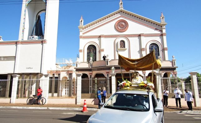Corpus Christi no Santuário abençoa ruas da Vila Nova em procissão pelo bairro