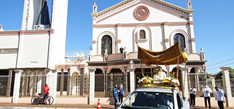 Corpus Christi no Santuário abençoa ruas da Vila Nova em procissão pelo bairro