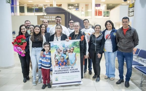 Missionária da África retorna ao Brasil e é acolhida no aeroporto de Londrina