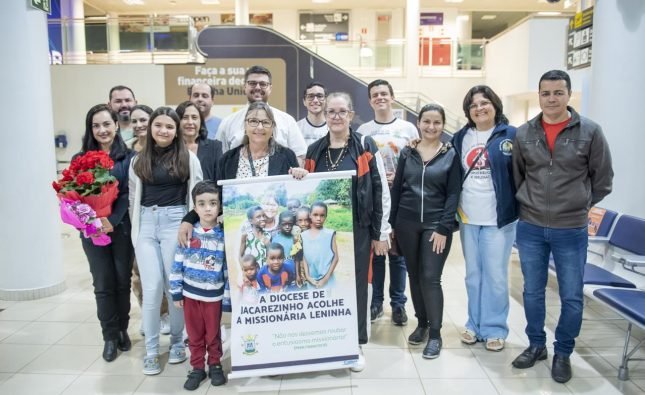 Missionária da África retorna ao Brasil e é acolhida no aeroporto de Londrina