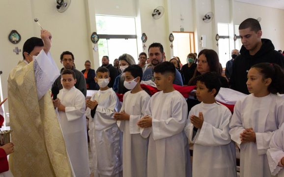 Paróquia Nossa Senhora Aparecida de Cambé institui novos coroinhas