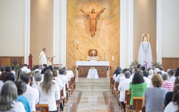 Ministros Extraordinários da Sagrada comunhão peregrinam ao Santuário N. S. Aparecida de Londrina