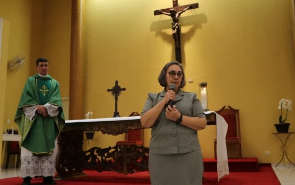Missa na Paróquia São Francisco Xavier celebra envio da irmã Luiza