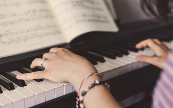 Curso de Música Litúrgica oferta aulas de técnica vocal, violão e teclado