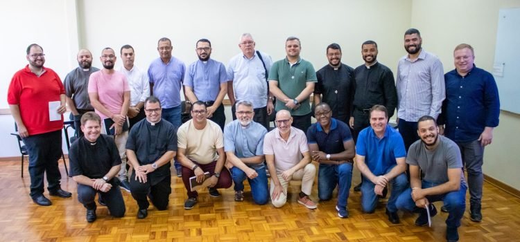 Padres com até cinco anos de ministério se reúne com equipe da Pastoral Presbiteral