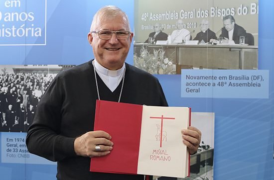 Entenda as mudanças com a nova edição do Missal Romano apresentada na Assembleia da CNBB