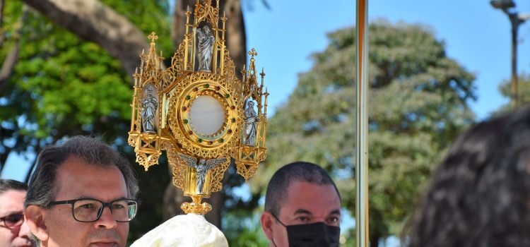 Corpus Christi no Santuário tem confecção de tapetes e missa campal com arcebispo