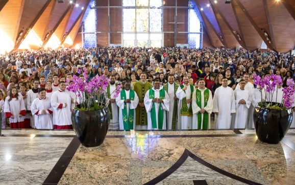 Coroinhas participam de Missa Anual