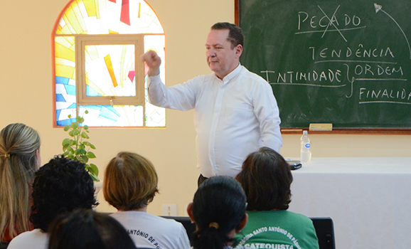 Padre Rafael Solano ministra formação para catequistas do Decanato Oeste