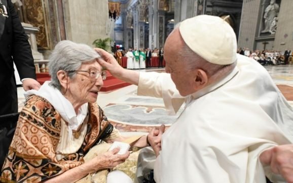 Papa: não marginalizar os idosos, mas crescer juntos com paciência e respeito