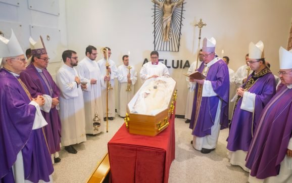 Cardeal Geraldo Majella Agnelo é sepultado na cripta da Catedral de Londrina