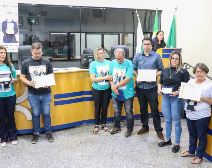 Jovens Karoline e Luan recebem moção de aplausos da Câmara de Vereadores de Cambé