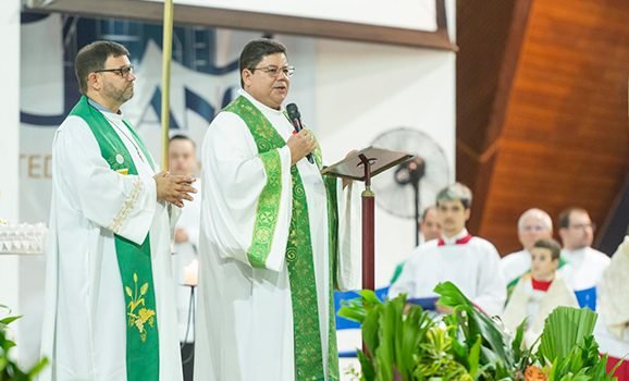 Padre Joel e padre Layrton iniciam trabalho na Catedral
