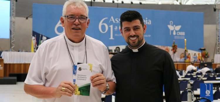 Padre Márcio divulga o Mestrado de Direito Canônico de Londrina na 61ª Assembleia dos Bispos em Aparecida