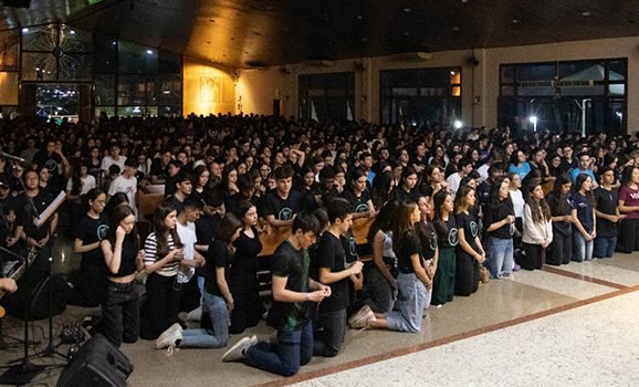 Mais de 600 jovens se reúnem para rezar o Santo Terço