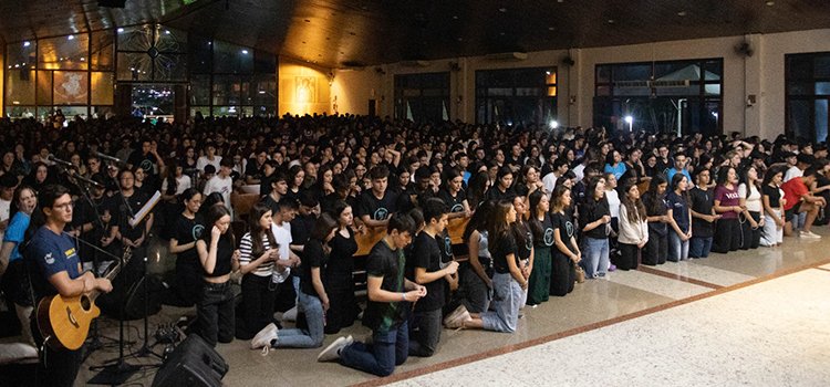 Mais de 600 jovens se reúnem para rezar o Santo Terço